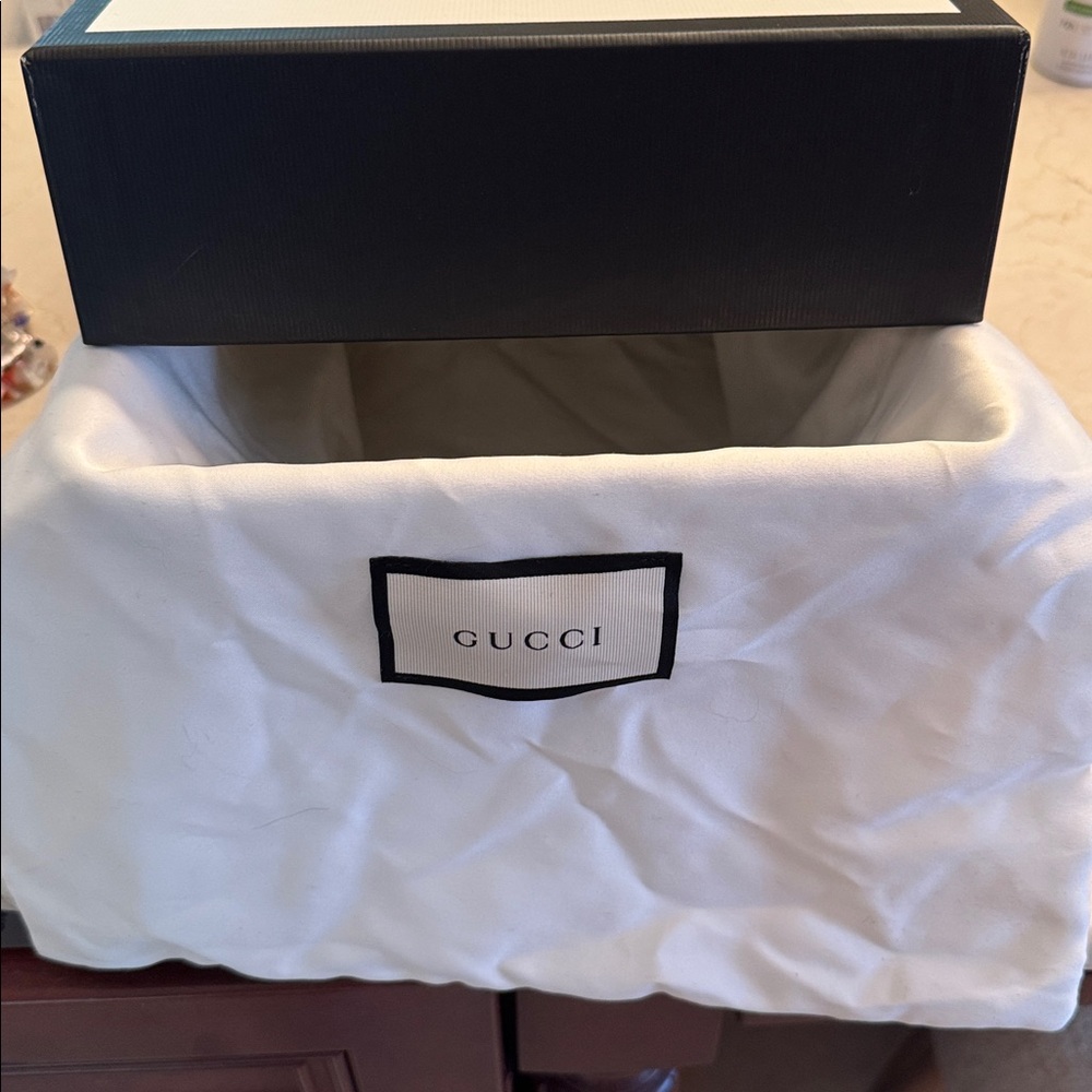 Gucci Women's Black Flats with Gold Buckle - Picture 5 of 5